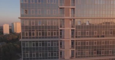 Hava anket Kiev şehir sol banka, şafakta mimari camlar. 27. Ağustos 2017. windows ofis binası güneşin ufuk ötesinden bir yansımasıdır. kentsel peyzaj.