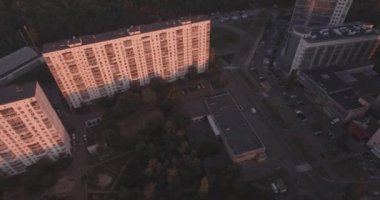 Kiev şehir 27 hava. Eylül 2017. darnitskiy rayan sol yakasında. Şafakta şehir manzarası. Konut eski mimari yeni mimarisi ile karışık. Metropolis.