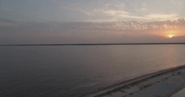 Levé aérien. La mer de Kiev, un phare sur la rivière Dniepr sur 15. Septembre 2017. lever de soleil sur la rivière. Le brise-ondes avec une balise se tient sur l'eau et remplit la ville de vagues . — Video