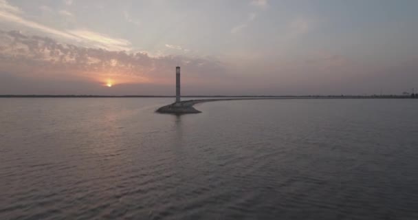 Inquérito aéreo. O Mar de Kiev, um farol em pé no rio Dnieper em 15. Setembro 2017. nascer do sol sobre o rio. O disjuntor com um farol fica na água e enche a cidade com ondas. . — Vídeo de Stock