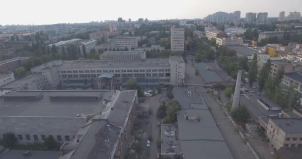 Flygfotografering. Metropolis Kiev-området shlyavka. Sommartider från höjden av en fågels flykt. det urbana landskapet hus av gamla stå nästa till moderna höghus. solig dag, blå himmel med. — Stockvideo