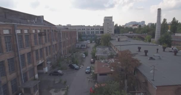 Luftaufnahme. verlassene Fabriken in Kiew. verlassene Fabrik, Presse in der Ukraine. Stadt Kiew 09. september 2017. baufällige Anlage Kapitulation. Industriegebiet aus der Vogelperspektive. — Stockvideo