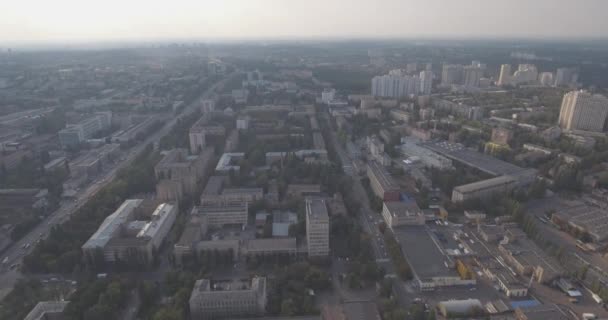 航空測量。首都キエフ地域 shlyavka。鳥の飛行の高さから夏市。都市景観は昔のスタンドを近代的な高層ビルに家次。晴れた日に、青い空. — ストック動画