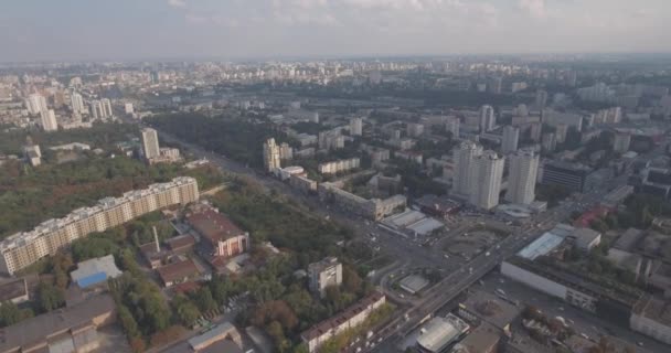 Inquérito aéreo. Metropolis Kiev-area shlyavka. cidade de verão a partir do auge do voo de um pássaro. a paisagem urbana de casas antigas fica ao lado de edifícios modernos de arranha-céus. dia ensolarado, céu azul com . — Vídeo de Stock