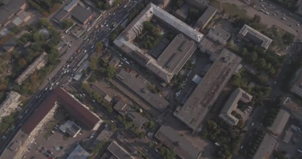 Aerial survey. metropolis Kiev-area shlyavka. summer city from the height of a bird's flight. the urban landscape of old houses stand next to modern high-rise buildings. sunny day, blue sky with. — Stock Video