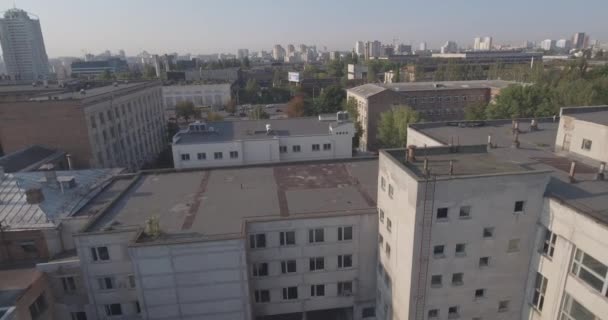 航空測量。キエフで放棄された工場。廃工場、ウクライナでプレス。キエフの都市 09。2017 年 9 月。老朽化した工場の降伏。鳥の飛行から工業地帯を放棄. — ストック動画