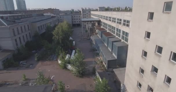 Inspección aérea. fábricas abandonadas en Kiev. Fábrica abandonada, Prensa en Ucrania. Ciudad de Kiev 09. Septiembre 2017. planta en ruinas rendición. zona industrial abandonada del vuelo de un pájaro . — Vídeos de Stock