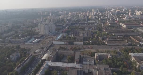 levé aérien. métropole Kiev-région shlyavka. ville d'été à partir de la hauteur du vol d'un oiseau. le paysage urbain des vieilles maisons se trouvent à côté de bâtiments modernes de grande hauteur. journée ensoleillée, ciel bleu .
