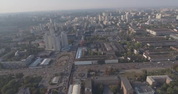 levé aérien. métropole Kiev-région shlyavka. ville d'été à partir de la hauteur du vol d'un oiseau. le paysage urbain des vieilles maisons se trouvent à côté de bâtiments modernes de grande hauteur. journée ensoleillée, ciel bleu .