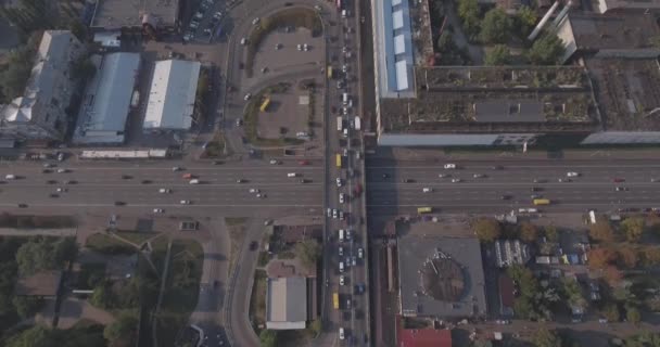 Flygfotografering. Metropolis Kiev-området shlyavka. Sommartider från höjden av en fågels flykt. det urbana landskapet hus av gamla stå nästa till moderna höghus. solig dag, blå himmel med. — Stockvideo