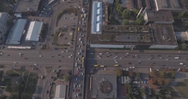 Survei udara. Wilayah metropolis Kiev shlyavka. Kota musim panas dari ketinggian penerbangan burung. lanskap perkotaan rumah-rumah tua berdiri di samping bangunan tinggi modern. hari yang cerah, langit biru dengan . — Stok Video