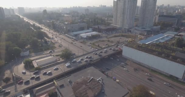 Luftaufnahme. Straßenkreuzung aus Höhe. ein Stau in der Stadt Kiev-Shuliav Brücke. Stadtbild bei Sonnenaufgang. Viele Autos strecken sich auf die Straße. eine Metropole im Morgengrauen, ein sonniger Sommermorgen. — Stockvideo