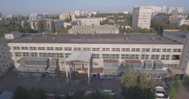 空中调查在基辅被遗弃的工厂废弃的工厂, 在乌克兰的新闻。城市基辅09。2017年9月。残破的植物投降。被遗弃的工业区从鸟的飞行. — 图库视频影像