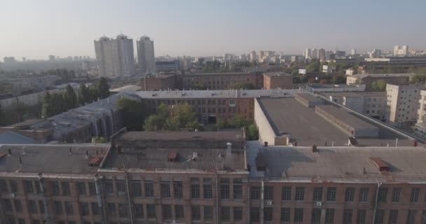 Inspección aérea. fábricas abandonadas en Kiev. Fábrica abandonada, Prensa en Ucrania. Ciudad de Kiev 09. Septiembre 2017. planta en ruinas rendición. zona industrial abandonada del vuelo de un pájaro . — Vídeos de Stock