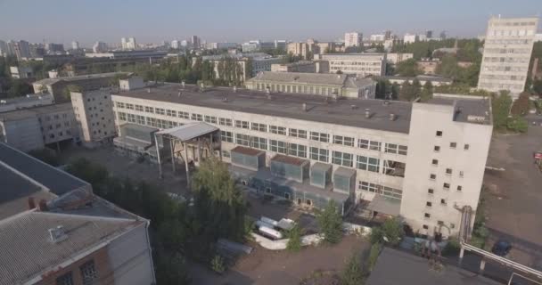 Εναέρια έρευνα. εγκαταλελειμμένα εργοστάσια στο Κίεβο. Εγκαταλελειμμένο εργοστάσιο, τύπου στην Ουκρανία. Πόλη του Κιέβου 09. Σεπτεμβρίου 2017. ερειπωμένο εργοστάσιο παράδοση. εγκαταλελειμμένο βιομηχανική ζώνη από πτήση ενός πουλιού. — Αρχείο Βίντεο