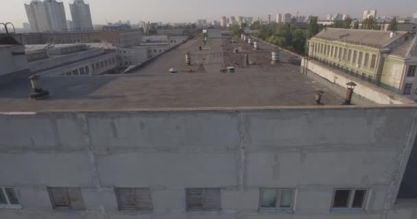 공중 조사입니다. 키예프에서 버려진된 공장입니다. 버려진된 공장, 우크라이나에서 보도입니다. 시의 키예프 09입니다. 9 월 2017입니다. 낡은 공장 항복입니다. 새의 비행에서 산업 영역을 포기. — 비디오