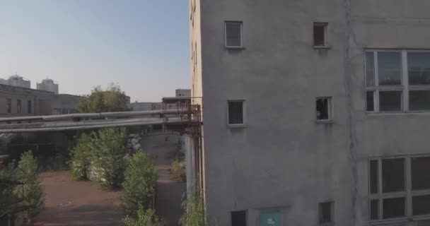 Aerial survey. abandoned factories in Kiev. Abandoned factory, Press in Ukraine. City of Kiev 09. September 2017. dilapidated plant surrender. abandoned industrial zone from a bird's flight. — Stock Video