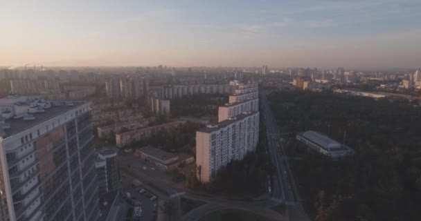 Inspección aérea de la ciudad de Kiev-orilla izquierda, un edificio de vidrio al amanecer. 27. Septiembre 2017. en las ventanas del edificio de oficinas un reflejo del amanecer desde más allá del horizonte. paisaje urbano . — Vídeo de stock
