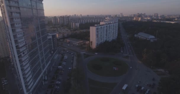 Luftaufnahme der Stadt Kiev-linkes Ufer, ein gläsernes Gebäude im Morgengrauen. 27. september 2017. in den fenstern des bürogebäudes spiegelt sich der sonnenaufgang jenseits des horizonts. Stadtlandschaft. — Stockvideo