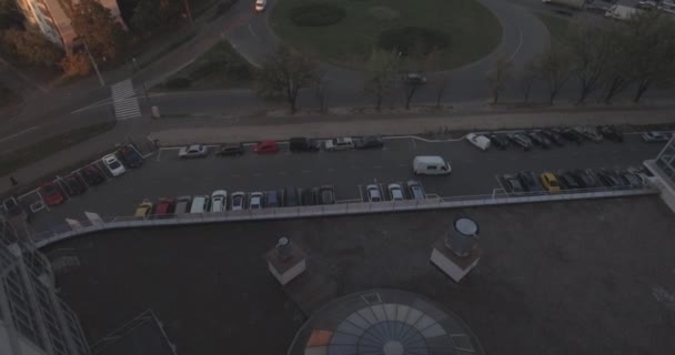 Luchtfoto onderzoek de stad van Kiev-linkeroever, een glazen gebouw bij dageraad. 27. September 2017. in de ramen van het kantoorgebouw een weerspiegeling van de zonsopgang buiten de horizon. stedelijk landschap. — Stockvideo