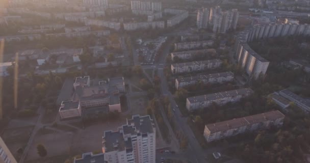 Aérea da cidade de Kiev 27. Setembro 2017. darnitskiy rayan na margem esquerda. paisagem da cidade ao amanhecer. Edifícios residenciais de arquitetura antiga misturados com nova arquitetura. metrópole . — Vídeo de Stock