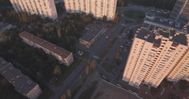 城市的天线基辅27。2017年9月。darnitskiy nizarrayan 在左岸。黎明时的城市景观。旧建筑与新建筑混合的住宅建筑。都市. — 图库视频影像