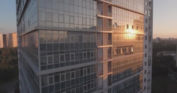 Luchtfoto onderzoek de stad van Kiev-linkeroever, een glazen gebouw bij dageraad. 27. September 2017. in de ramen van het kantoorgebouw een weerspiegeling van de zonsopgang buiten de horizon. stedelijk landschap. — Stockvideo