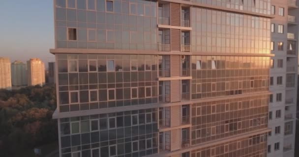 Indagine aerea la città di Kiev-riva sinistra, un edificio di vetro all'alba. 27. Settembre 2017. nelle finestre dell'edificio per uffici un riflesso dell'alba da oltre l'orizzonte. paesaggio urbano . — Video Stock