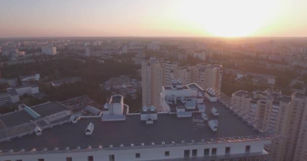 Flygfotografering staden av Kiev-Västbanken, en glasbyggnad i gryningen. 27. September 2017. i Fönstren i kontorsbyggnaden speglar soluppgången från bortom horisonten. urbana landskap. — Stockvideo