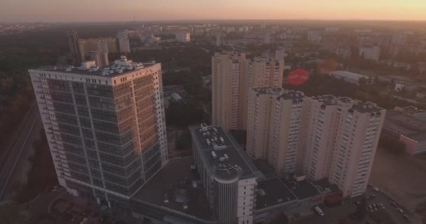 Aérea da cidade de Kiev 27. Setembro 2017. darnitskiy rayan na margem esquerda. paisagem da cidade ao amanhecer. Edifícios residenciais de arquitetura antiga misturados com nova arquitetura. metrópole . — Vídeo de Stock