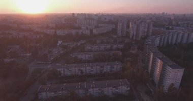 Kiev şehir 27 hava. Eylül 2017. darnitskiy rayan sol yakasında. Şafakta şehir manzarası. Konut eski mimari yeni mimarisi ile karışık. Metropolis.