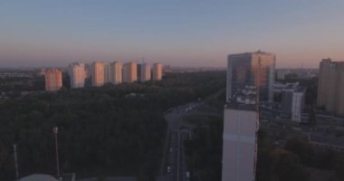 Kiev şehir 27 hava. Eylül 2017. darnitskiy rayan sol yakasında. Şafakta şehir manzarası. Konut eski mimari yeni mimarisi ile karışık. Metropolis.