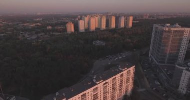 Kiev şehir 27 hava. Eylül 2017. darnitskiy rayan sol yakasında. Şafakta şehir manzarası. Konut eski mimari yeni mimarisi ile karışık. Metropolis.