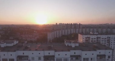 Kiev şehir 27 hava. Eylül 2017. darnitskiy rayan sol yakasında. Şafakta şehir manzarası. Konut eski mimari yeni mimarisi ile karışık. Metropolis.