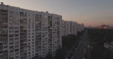 Kiev şehir 27 hava. Eylül 2017. darnitskiy rayan sol yakasında. Şafakta şehir manzarası. Konut eski mimari yeni mimarisi ile karışık. Metropolis.