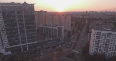 Hava anket Kiev şehir sol banka, şafakta mimari camlar. 27. Ağustos 2017. windows ofis binası güneşin ufuk ötesinden bir yansımasıdır. kentsel peyzaj.