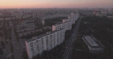 Kiev şehir 27 hava. Eylül 2017. darnitskiy rayan sol yakasında. Şafakta şehir manzarası. Konut eski mimari yeni mimarisi ile karışık. Metropolis.