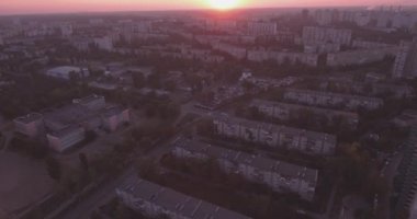 Kiev şehir 27 hava. Eylül 2017. darnitskiy rayan sol yakasında. Şafakta şehir manzarası. Konut eski mimari yeni mimarisi ile karışık. Metropolis.