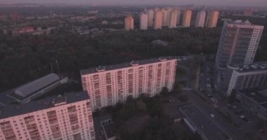 Kiev şehir 27 hava. Eylül 2017. darnitskiy rayan sol yakasında. Şafakta şehir manzarası. Konut eski mimari yeni mimarisi ile karışık. Metropolis.