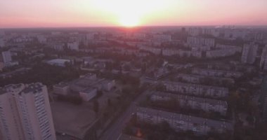 Kiev şehir 27 hava. Eylül 2017. darnitskiy rayan sol yakasında. Şafakta şehir manzarası. Konut eski mimari yeni mimarisi ile karışık. Metropolis.