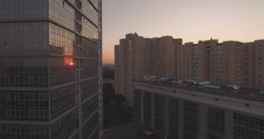 Hava anket Kiev şehir sol banka, şafakta mimari camlar. 27. Ağustos 2017. windows ofis binası güneşin ufuk ötesinden bir yansımasıdır. kentsel peyzaj.