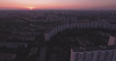 Kiev şehir 27 hava. Eylül 2017. darnitskiy rayan sol yakasında. Şafakta şehir manzarası. Konut eski mimari yeni mimarisi ile karışık. Metropolis.