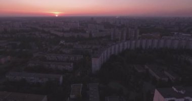 Kiev şehir 27 hava. Eylül 2017. darnitskiy rayan sol yakasında. Şafakta şehir manzarası. Konut eski mimari yeni mimarisi ile karışık. Metropolis.
