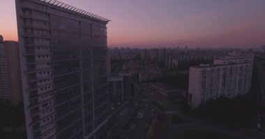 Hava anket Kiev şehir sol banka, şafakta mimari camlar. 27. Ağustos 2017. windows ofis binası güneşin ufuk ötesinden bir yansımasıdır. kentsel peyzaj.