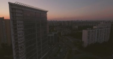 Hava anket Kiev şehir sol banka, şafakta mimari camlar. 27. Ağustos 2017. windows ofis binası güneşin ufuk ötesinden bir yansımasıdır. kentsel peyzaj.