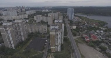 Hava anket. megalopolis Kiev-Akademgorodok bir yükseklikten şehri. sonbahar günü bulut. çok sayıda uyku Kiev bölgesinde yüksek binalar. mimari kez SSCB