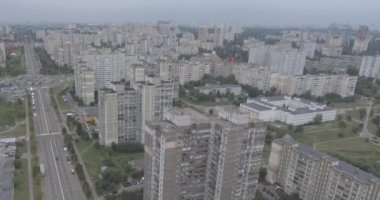 Hava anket. megalopolis Kiev-Akademgorodok bir yükseklikten şehri. sonbahar günü bulut. çok sayıda uyku Kiev bölgesinde yüksek binalar. mimari kez SSCB