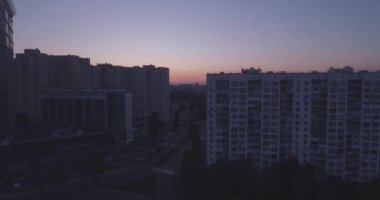 Hava anket Kiev şehir sol banka, şafakta mimari camlar. 27. Ağustos 2017. windows ofis binası güneşin ufuk ötesinden bir yansımasıdır. kentsel peyzaj.