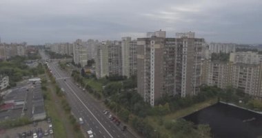 Hava anket. megalopolis Kiev-Akademgorodok bir yükseklikten şehri. sonbahar günü bulut. çok sayıda uyku Kiev bölgesinde yüksek binalar. mimari kez SSCB