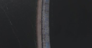 Hava anket. Kiev Sea, 15 Dnieper Nehri üzerinde duran bir deniz feneri. Eylül 2017. gündoğumu Nehri. Wavebreaker bir işaret ile su üzerinde duruyor ve şehrin dalgaları ile doldurur.